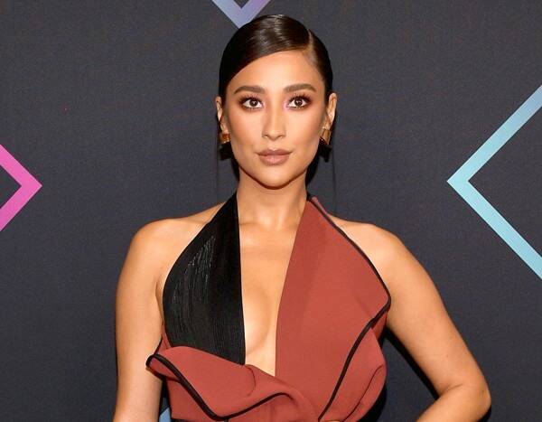 Shay Mitchell Shares Empowering Photo Of Her Breastfeeding Daughter Atlas - www.eonline.com