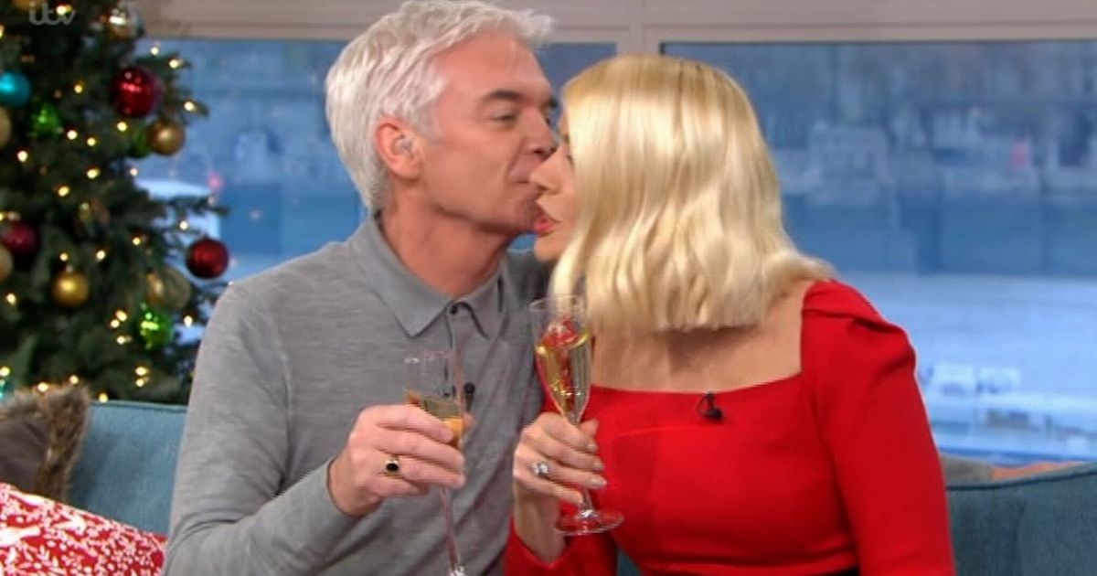 Holly and Phil share awkward kiss after he makes dig at Eamonn amid This Morning 'feud' - www.irishmirror.ie