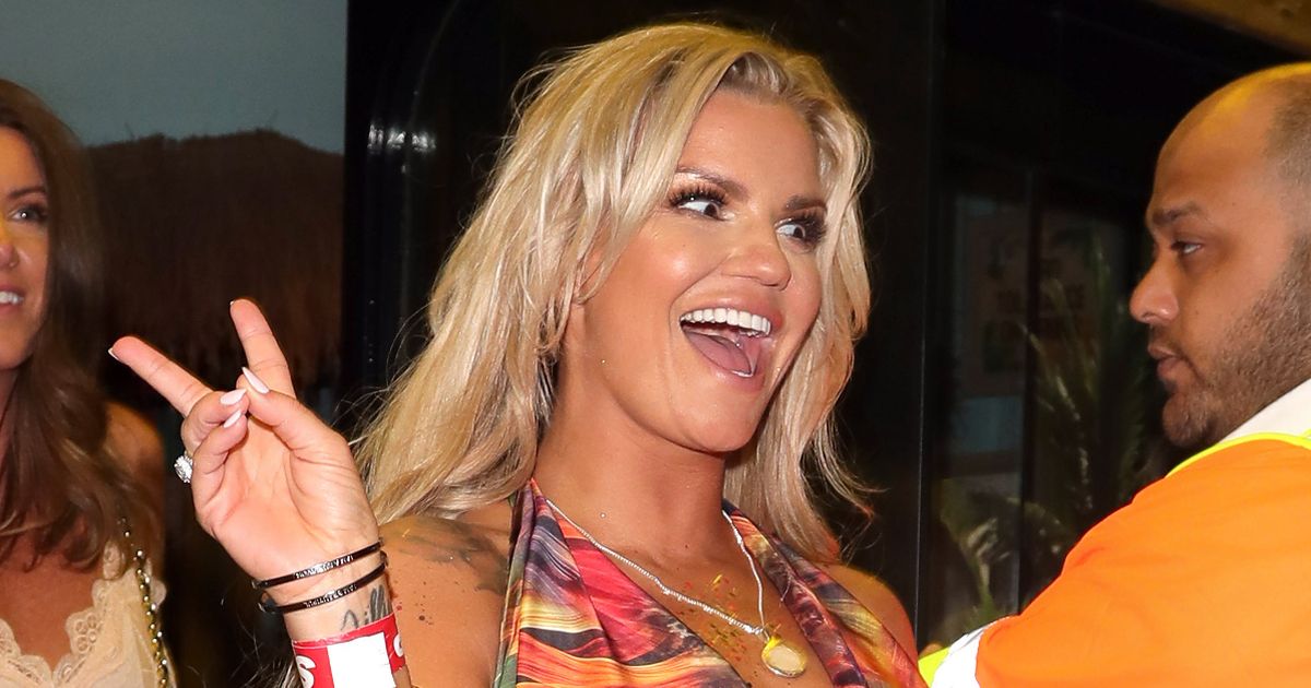 Kerry Katona gives critics 'middle finger' as panto sells out in first five days - www.irishmirror.ie