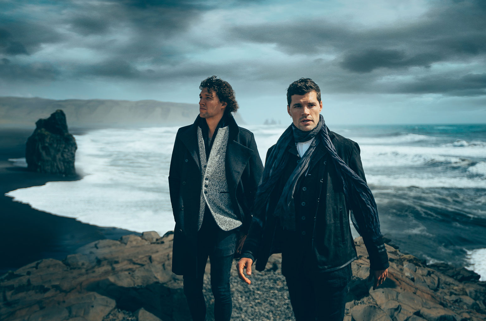 For King &amp; Country's 'Drummer Boy' Snares No. 1 After 'CMA Country Christmas' - www.billboard.com - city Phoenix