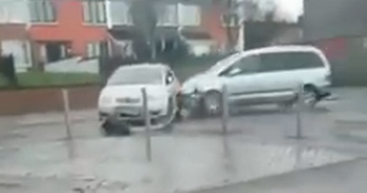 Shocking video shows two cars smashing into each other in Cork city - www.irishmirror.ie