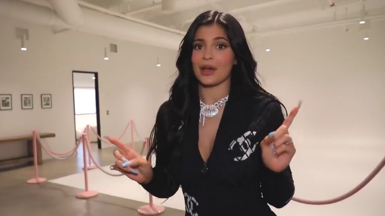 Kylie Jenner Sings 'Rise and Shine' at Justin and Hailey Bieber's Art Auction - www.etonline.com - Los Angeles