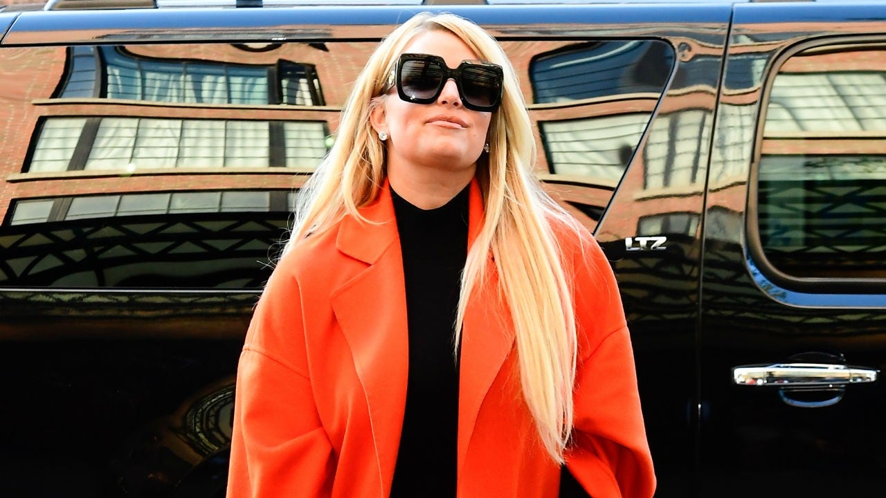 Jessica Simpson Has a Total Mom Moment While Getting Out of the Car - www.etonline.com