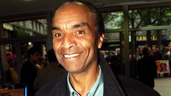 Tributes paid to singer and actor Kenny Lynch after he dies aged 81 - www.breakingnews.ie
