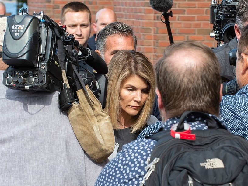 Lori Loughlin, hubby accuse feds of hiding evidence in college admissions scandal - torontosun.com