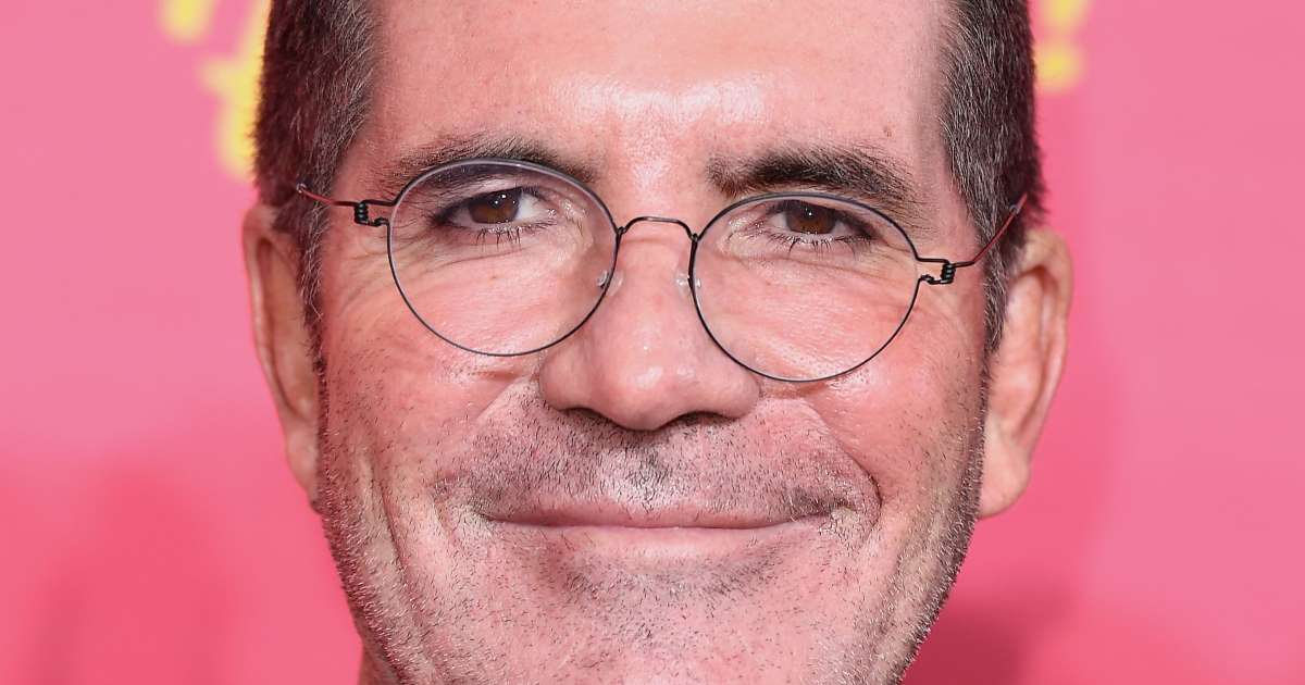 Simon Cowell, 60, wastes no time showing off the results of his year-long vegan diet by hitting the beach, whipping off his shirt and displaying his VERY flat stomach on first day of annual Barbados trip - www.msn.com - Barbados