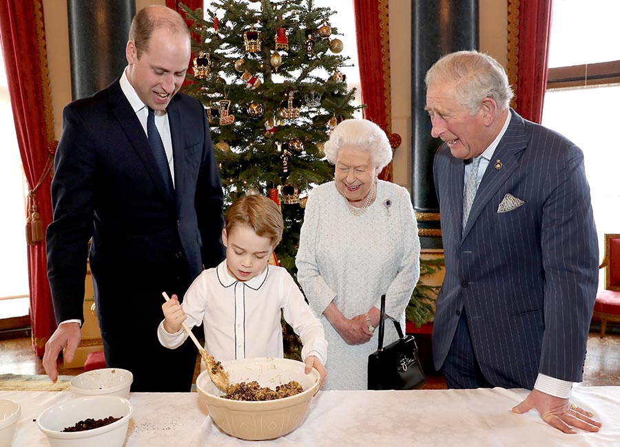 Prince George shows the royals how it’s done mixing his own Christmas pudding - evoke.ie - Britain
