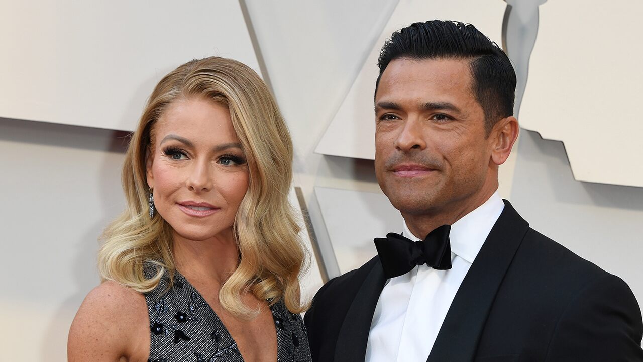 Kelly Ripa, Mark Consuelos spend Christmas in the mountains, show off gifts - www.foxnews.com