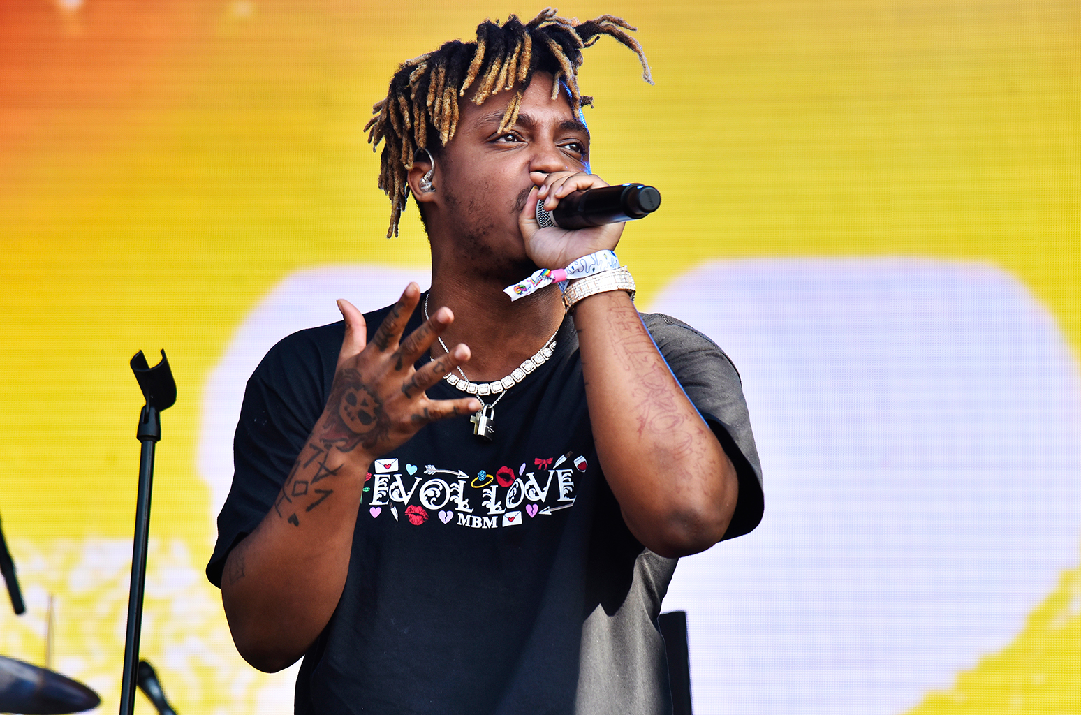 Watch Juice WRLD Effortlessly Freestyle For Over 10 Minutes in Previously-Unreleased 'Fire in the Booth' Video - www.billboard.com - Britain - Los Angeles