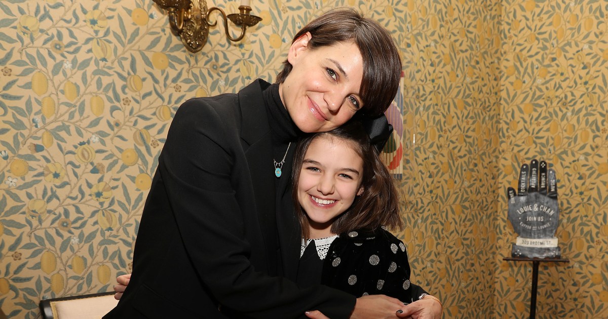 Katie Holmes Shares Rare Selfie With Her, Tom Cruise’s 13-Year-Old Daughter Suri - www.usmagazine.com - Britain - Ohio