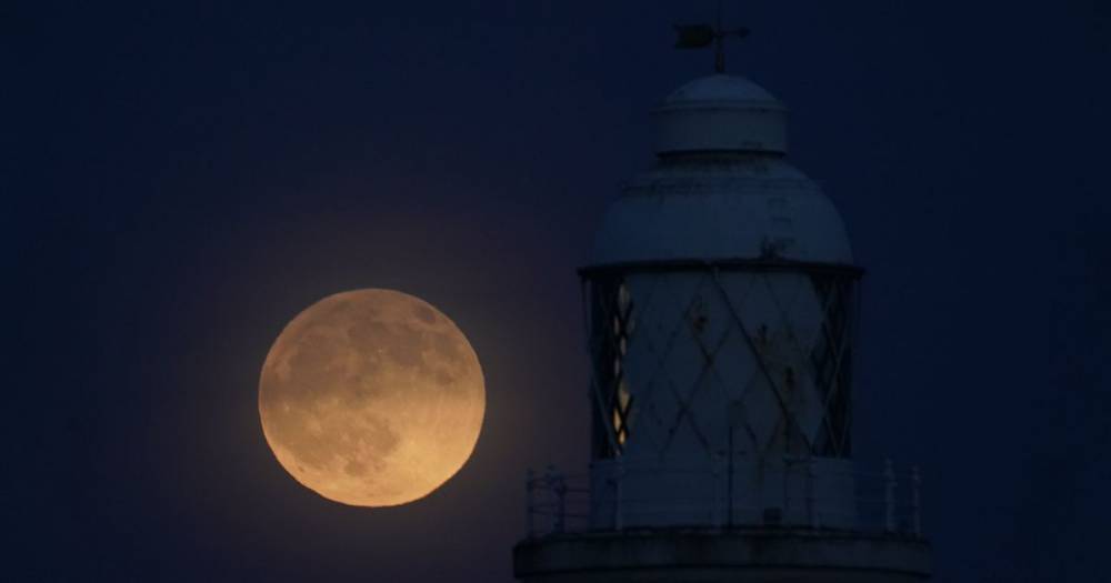 There's a lunar eclipse and full moon tonight - here's when you can see it - www.manchestereveningnews.co.uk