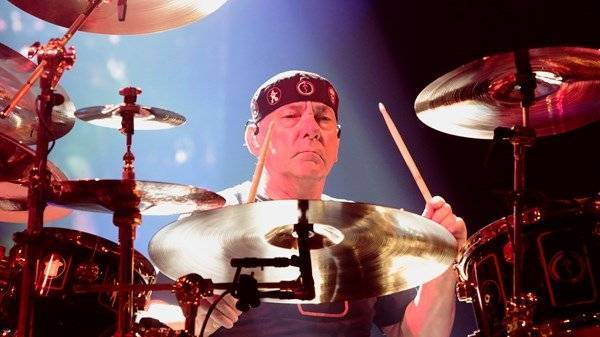 Dave Grohl leads tributes to Rush drummer Neil Peart - www.breakingnews.ie - California