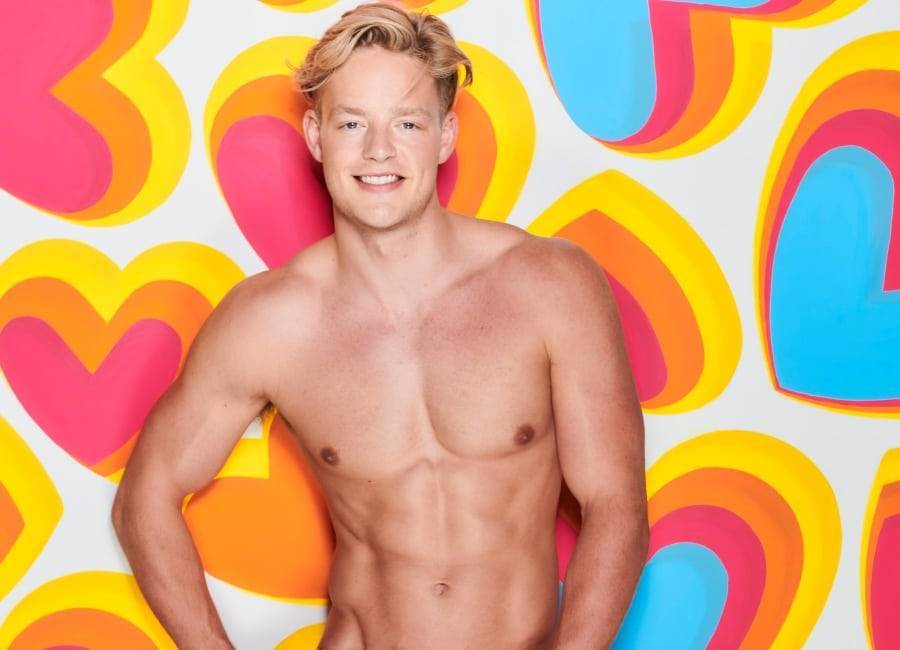Love Island viewers call for Ollie Williams to be removed from series - evoke.ie
