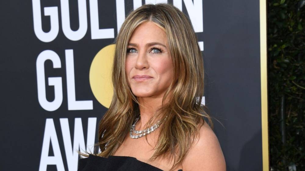 Jennifer Aniston Skips Critics' Choice to Hang Out With Her 'Friends' - www.etonline.com - California