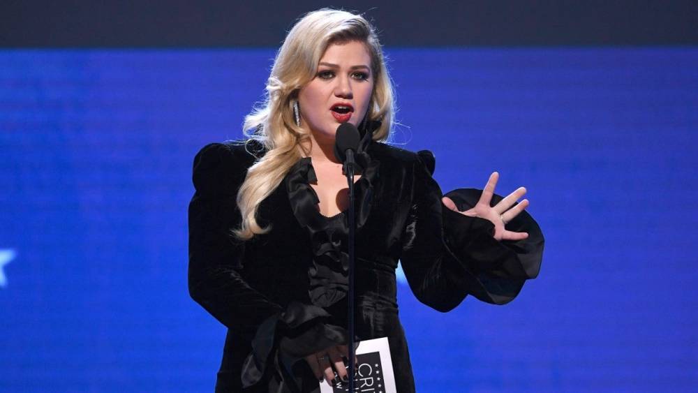 Kelly Clarkson Shouts Out Eugene Levy Before Presenting 'Schitt's Creek' Loss at 2020 Critics' Choice Awards - www.etonline.com - California - county Levy
