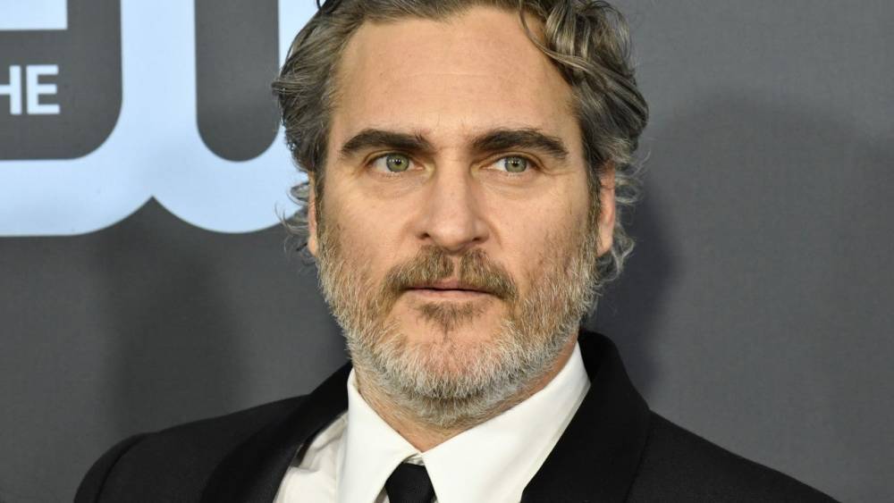 Joaquin Phoenix Keeps His Promise By Rocking Same Tux to Golden Globes and Critics' Choice Awards - www.etonline.com
