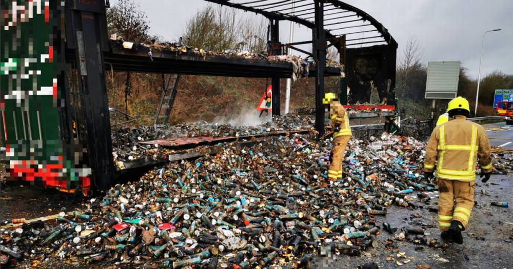 A lorry carrying thousands of tubes of Pringles caught fire on the M1 - www.manchestereveningnews.co.uk
