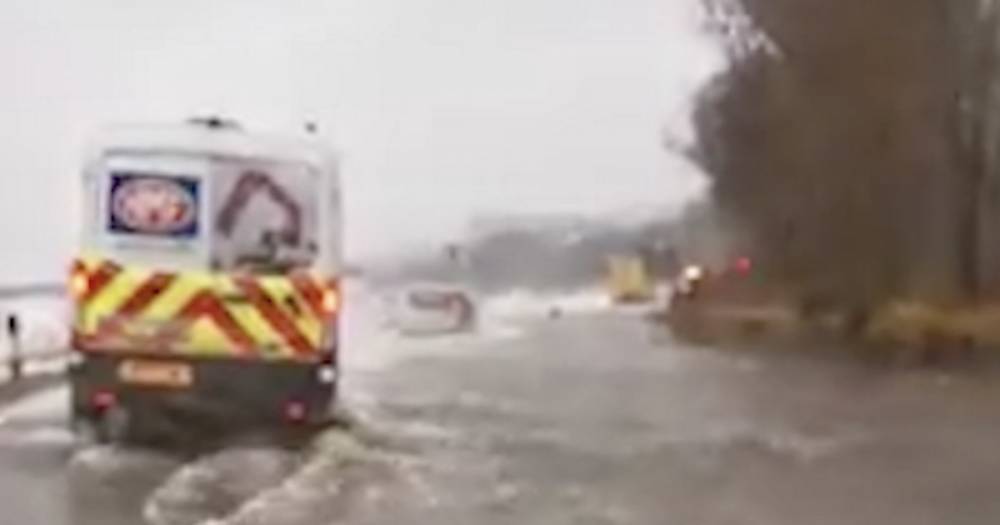 Footage shows wild weather moment Loch Fyne bursts its banks and swamps road traffic - www.dailyrecord.co.uk - Scotland