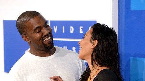 Kanye has his words made into a necklace for Kim Kardashian - www.breakingnews.ie