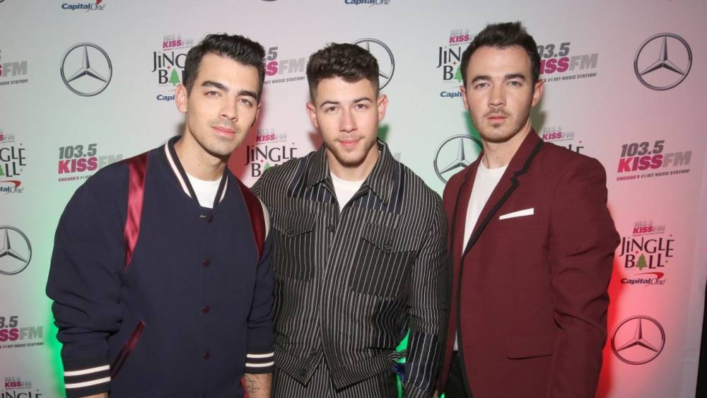 Watch the Jonas Brothers Recreate Iconic Kardashian Sisters Fight - www.etonline.com