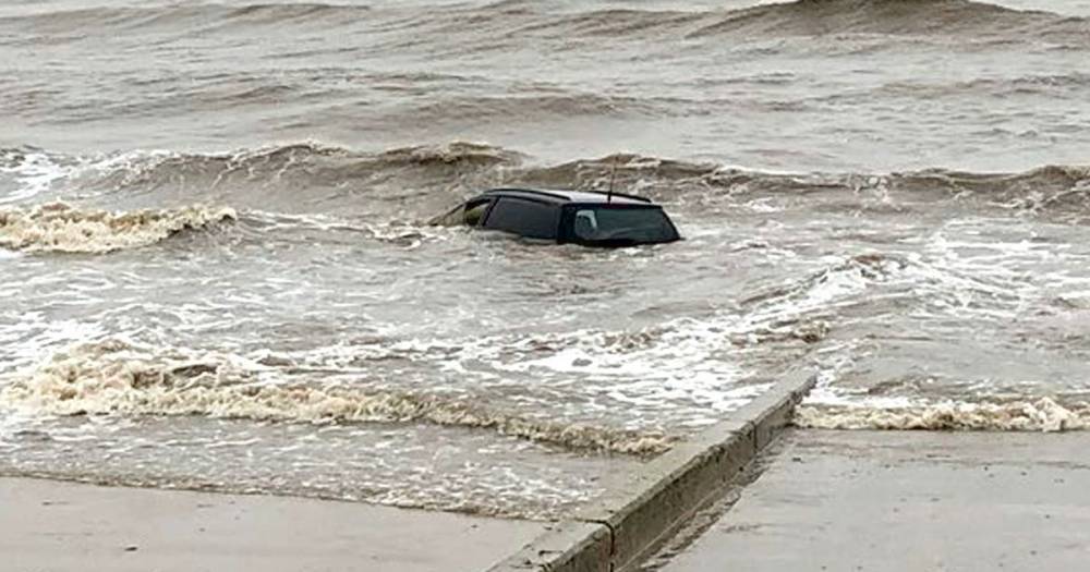 Car dramatically gets stuck on Blackpool beach as Storm Brendan batters the UK - www.manchestereveningnews.co.uk - Britain