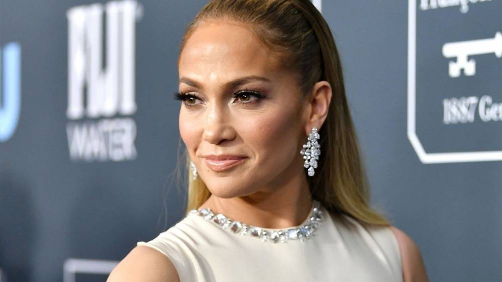 Jennifer Lopez Takes a Rehearsal Break for Snuggle Time With Her Twins - www.etonline.com