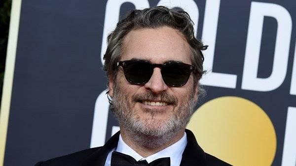 US TV host apologises for mocking Joaquin Phoenix’s facial scar - www.breakingnews.ie - USA