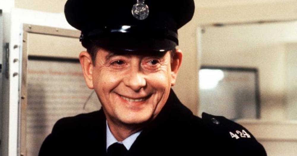 Heartbeat and Yes Minister star Derek Fowlds has died aged 82 - www.manchestereveningnews.co.uk