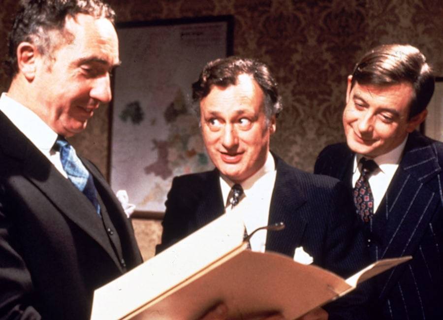 Yes Minister and Heartbeat star Derek Fowlds dies aged 92 - evoke.ie