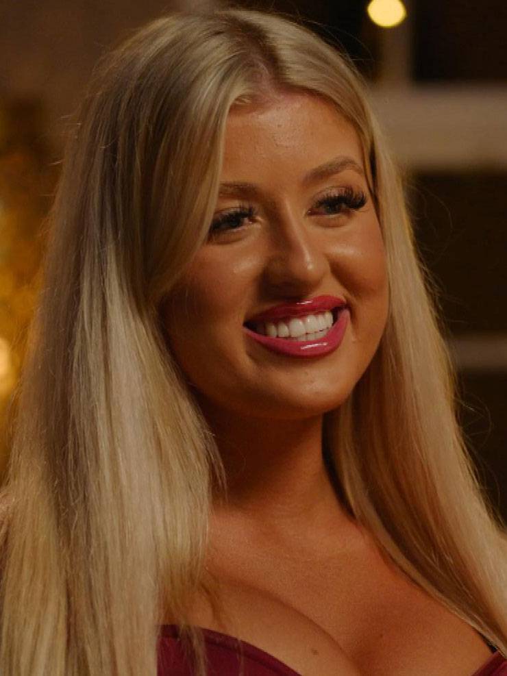 Love Island viewers left baffled as they spot twin Eve Gale doing something very bizarre with a hairdryer - www.celebsnow.co.uk - Britain - South Africa