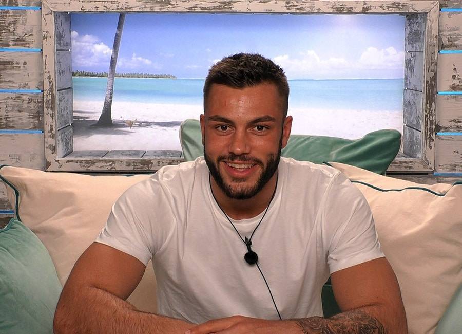 Love Island fans demand to see Finley’s birth cert to prove he’s only 20 - evoke.ie