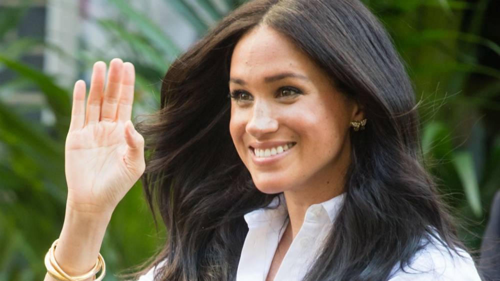Meghan Markle Is All Smiles As She Drives to Pick Up Her Friend at the Airport - www.etonline.com - California - Canada
