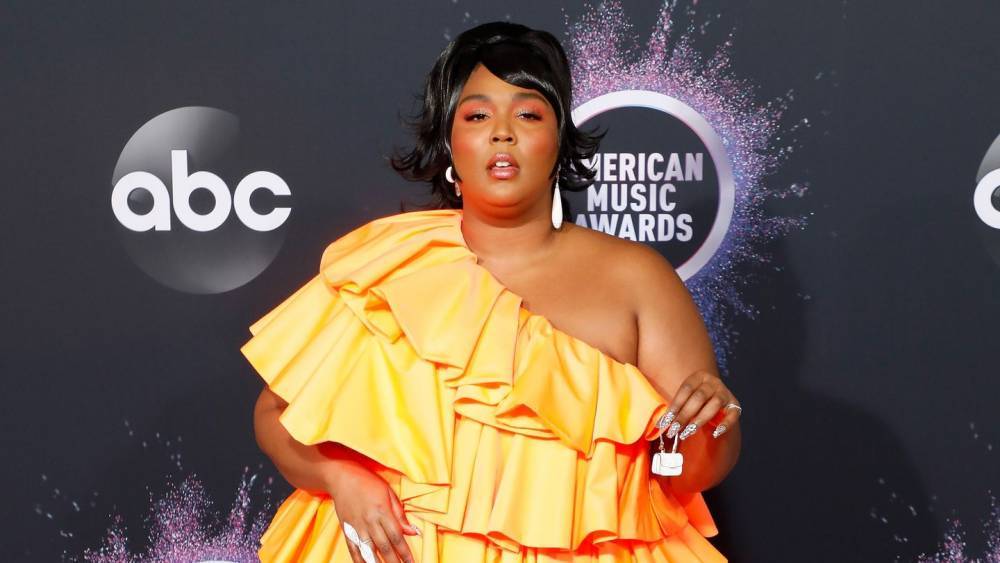 Lizzo Finally Reveals What's In That Tiny Purse Of Hers - www.mtv.com - USA