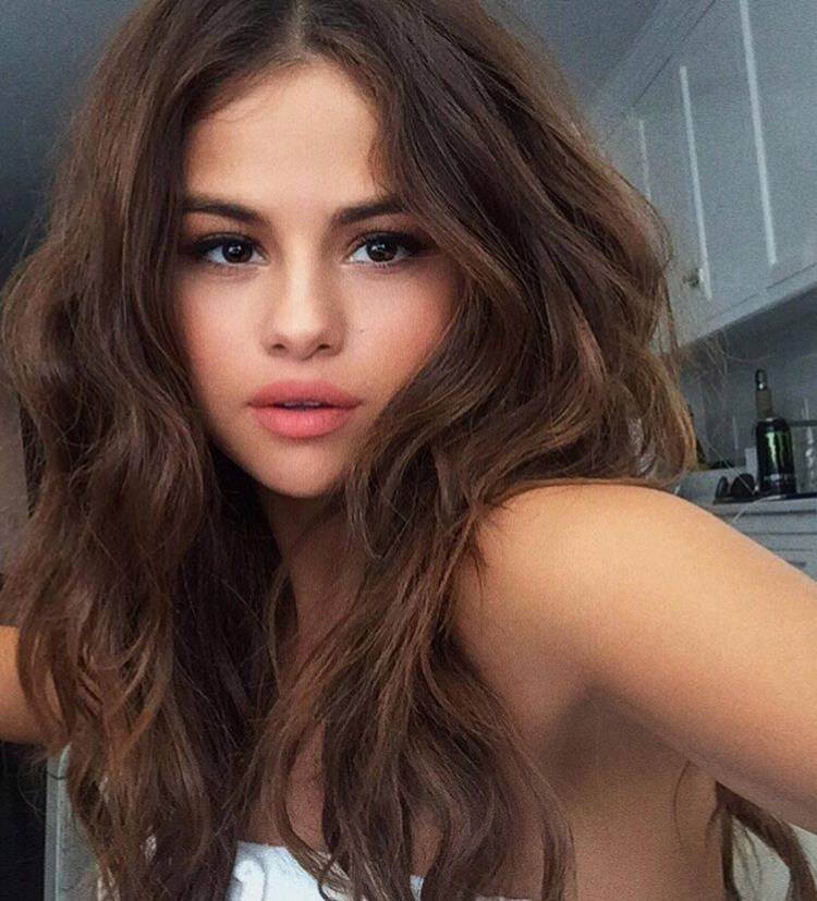 Selena Gomez Takes A Page Out Of Ex Justin Bieber’s Book And Asks Fans To Stream &amp; Buy Her New Album To Knock Roddy Ricch Off Top Spot - theshaderoom.com