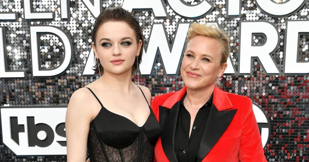 Patricia Arquette Jokes About Hitting Joey King With Her Award on the 2020 SAG Awards Red Carpet: ‘Are We All Gonna Club Her?’ - www.usmagazine.com