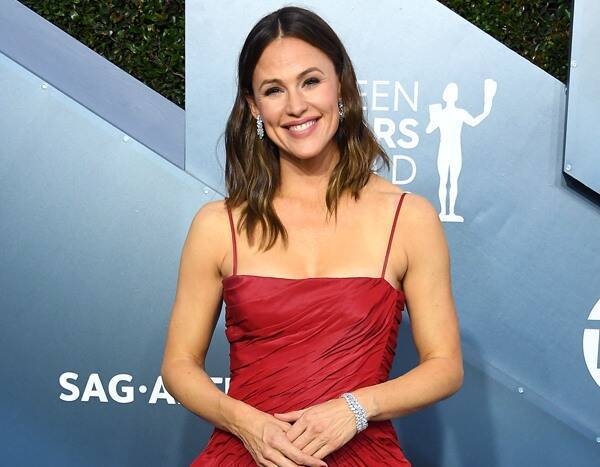 Jennifer Garner Is Looking Red Hot and Sporting Some Serious Ice at the 2020 SAG Awards - www.eonline.com - Los Angeles