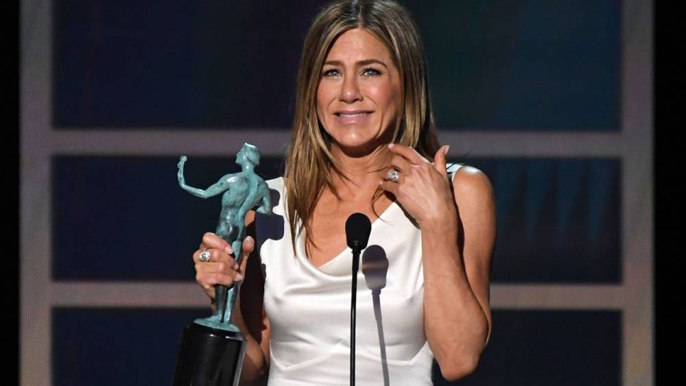 Jennifer Aniston Tears Up Winning First SAG Award in Nearly 25 Years - www.etonline.com