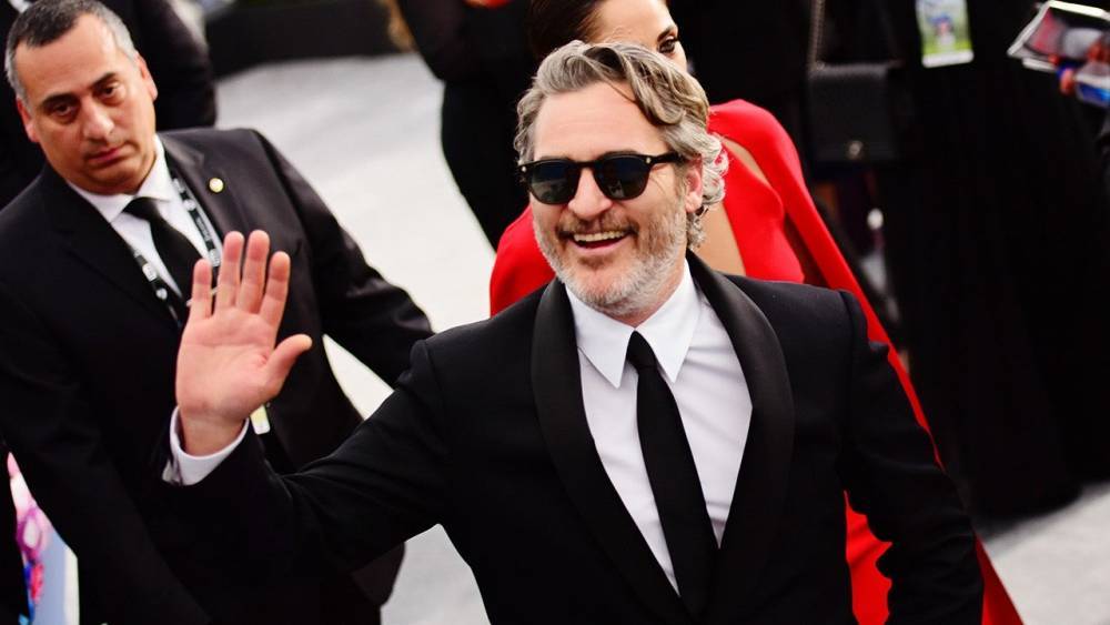 Joaquin Phoenix Pays Tribute to Heath Ledger After Winning 2020 SAG Award for 'Joker' - www.etonline.com