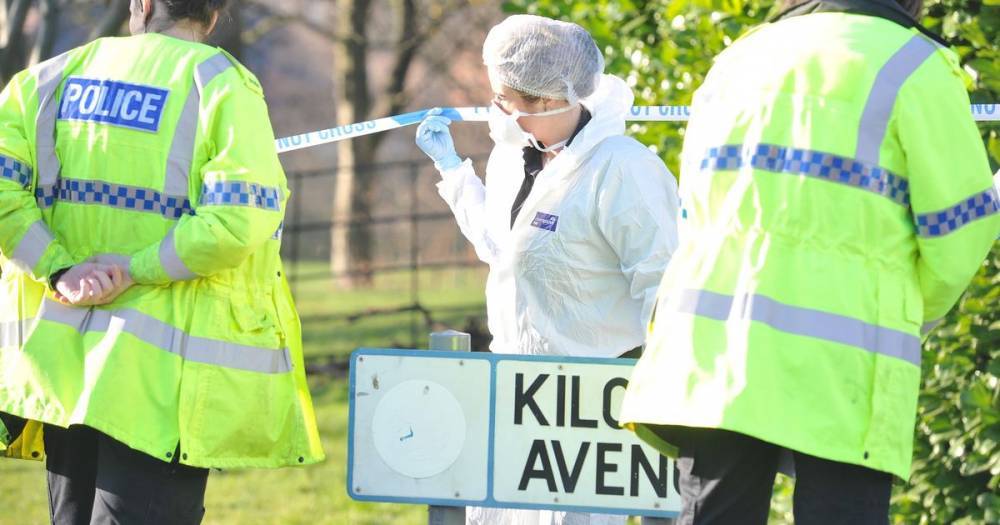 Police launch investigation after body of man discovered on Salford street - www.manchestereveningnews.co.uk