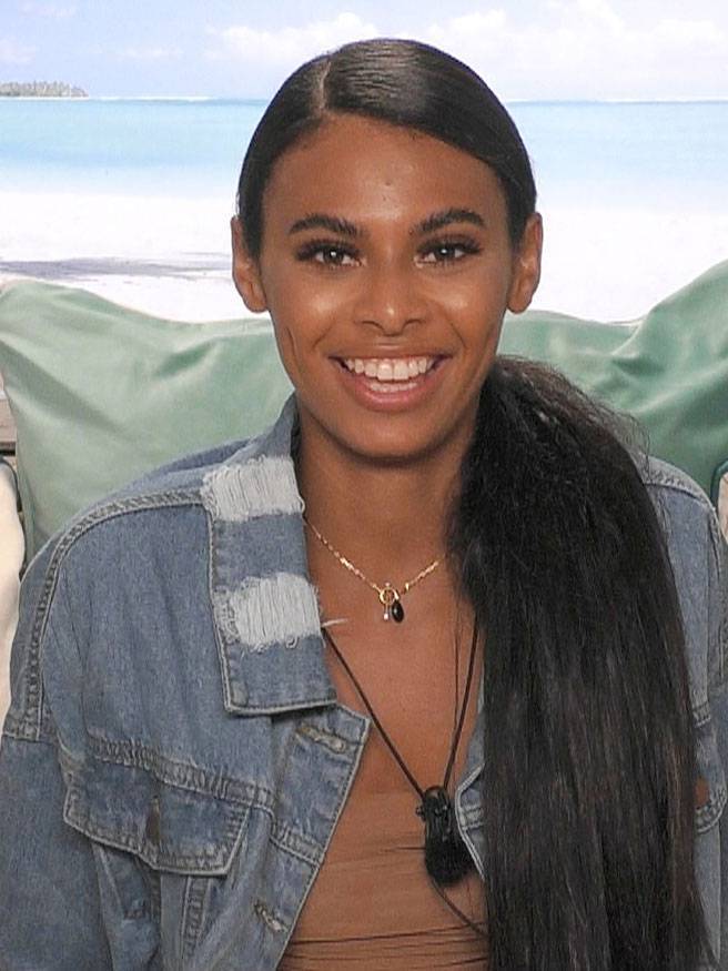 Love Island’s Sophie Piper has revealed her favourite concealer for covering dark circles - www.celebsnow.co.uk