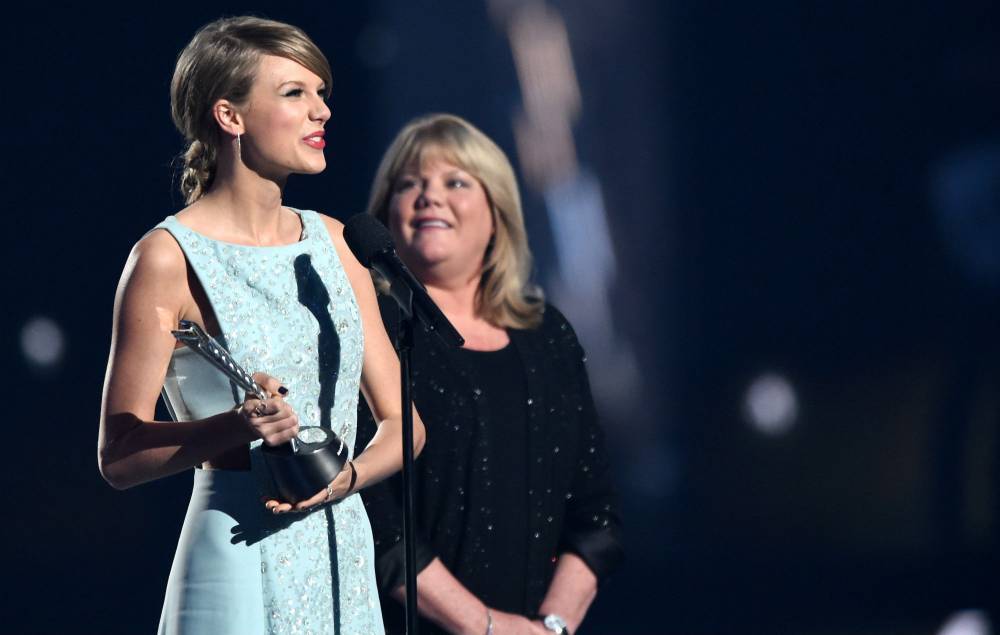 Taylor Swift says she limited touring after mum was diagnosed with brain tumour - www.nme.com - USA