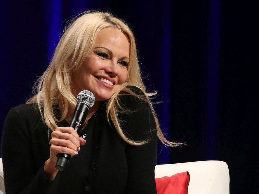 Pamela Anderson weds movie mogul Jon Peters - torontosun.com - California