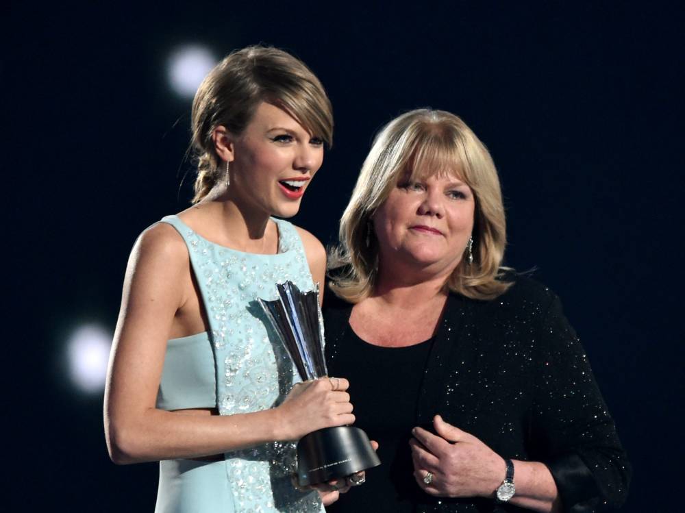Taylor Swift's mom battling brain tumour - torontosun.com