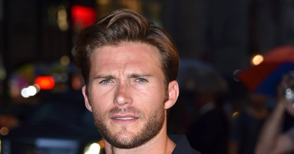 Scott Eastwood fakes ID, attempts to tear down protester signs - www.wonderwall.com - California