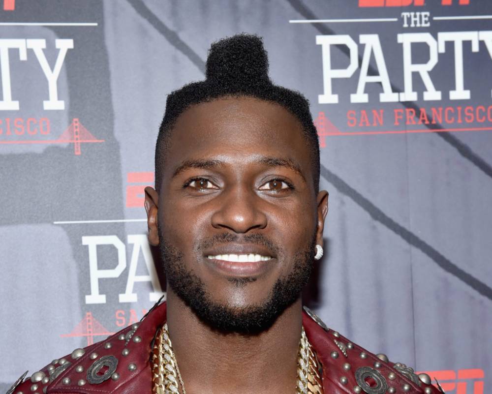 Antonio Brown - Police Officers Swarm Antonio Brown’s Home After He’s Accused Of Felony Battery &amp; Burglary—Arrest Warrant Reportedly Forthcoming - theshaderoom.com