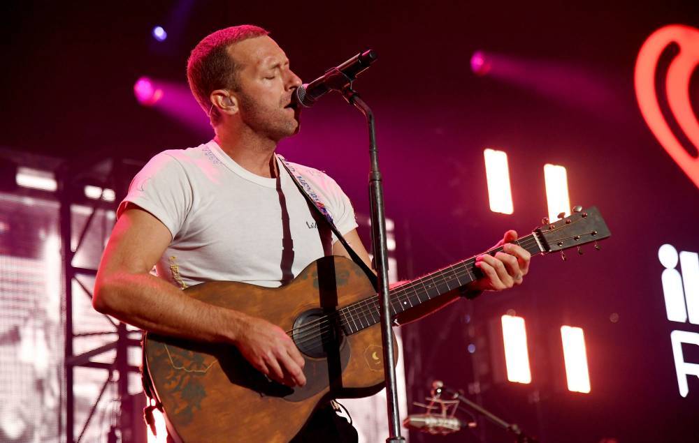 Chris Martin filmed telling off “aggressive” autograph-hunting fans outside venue - www.nme.com