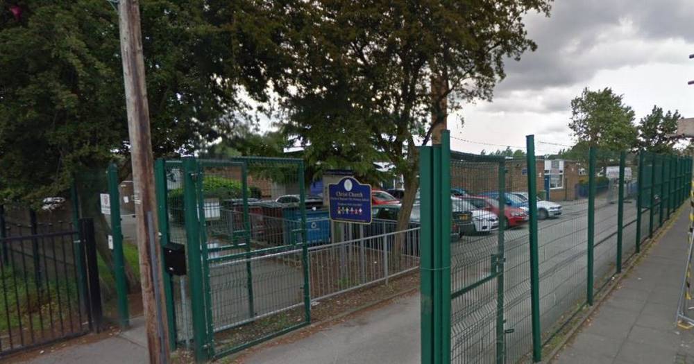 Primary school closed after fire breaks out in roof - www.manchestereveningnews.co.uk - Manchester - county Oldham