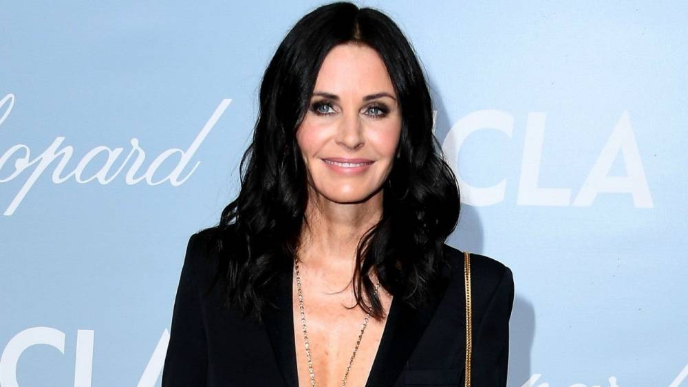 Courteney Cox Shares Epic Throwback Pic of 'Friends' Cast Having a 'Last Supper' Before Taping Finale - www.etonline.com