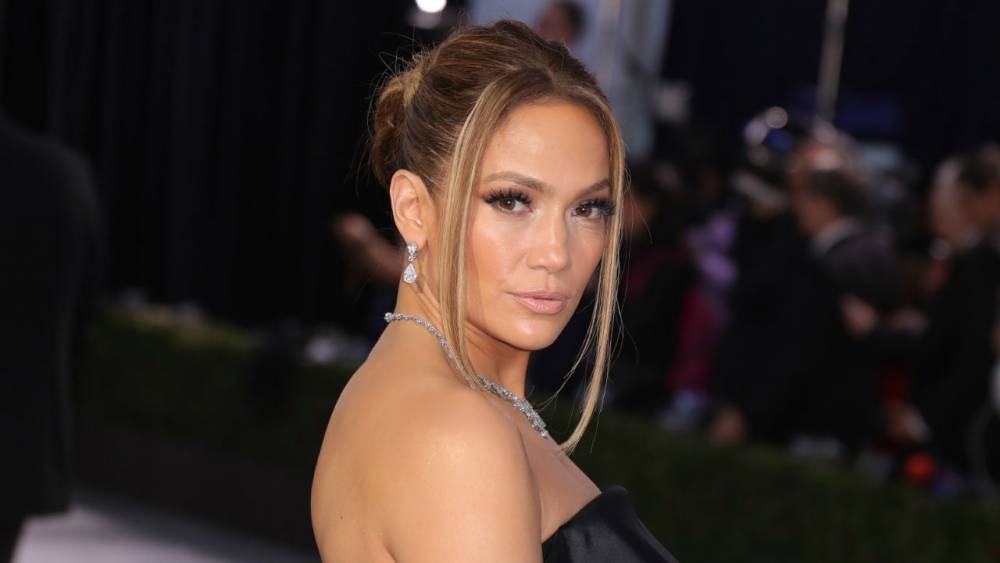 Jennifer Lopez Goofs Off During Super Bowl Halftime Rehearsal: 'Waiting for My Cue' - www.etonline.com