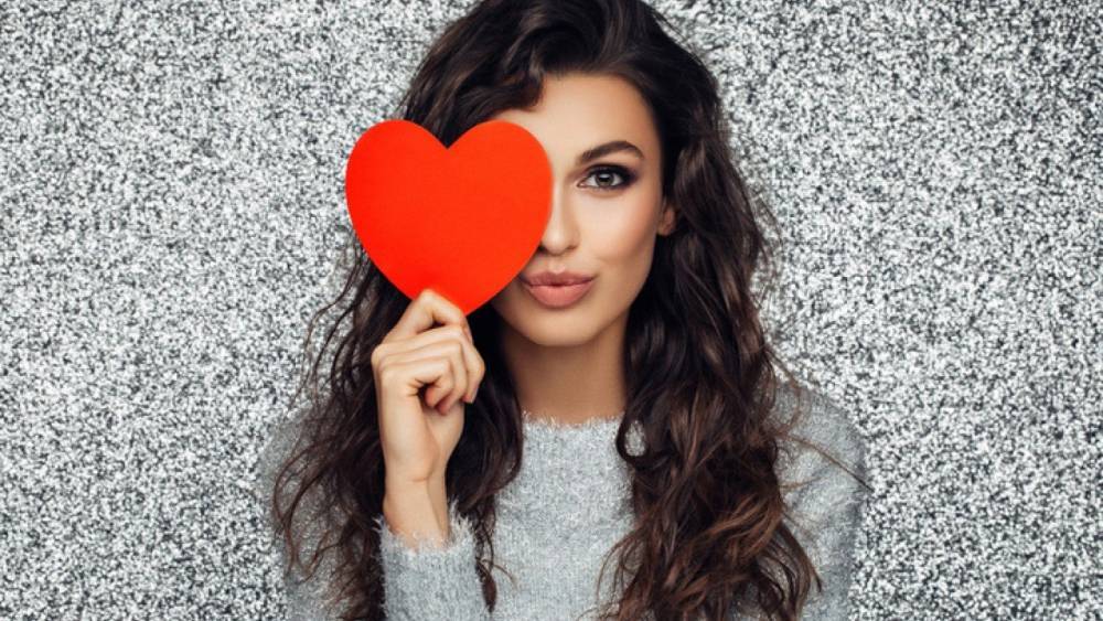 Valentine's Day Guide -- What to Buy, What to Wear and What to Watch - www.etonline.com